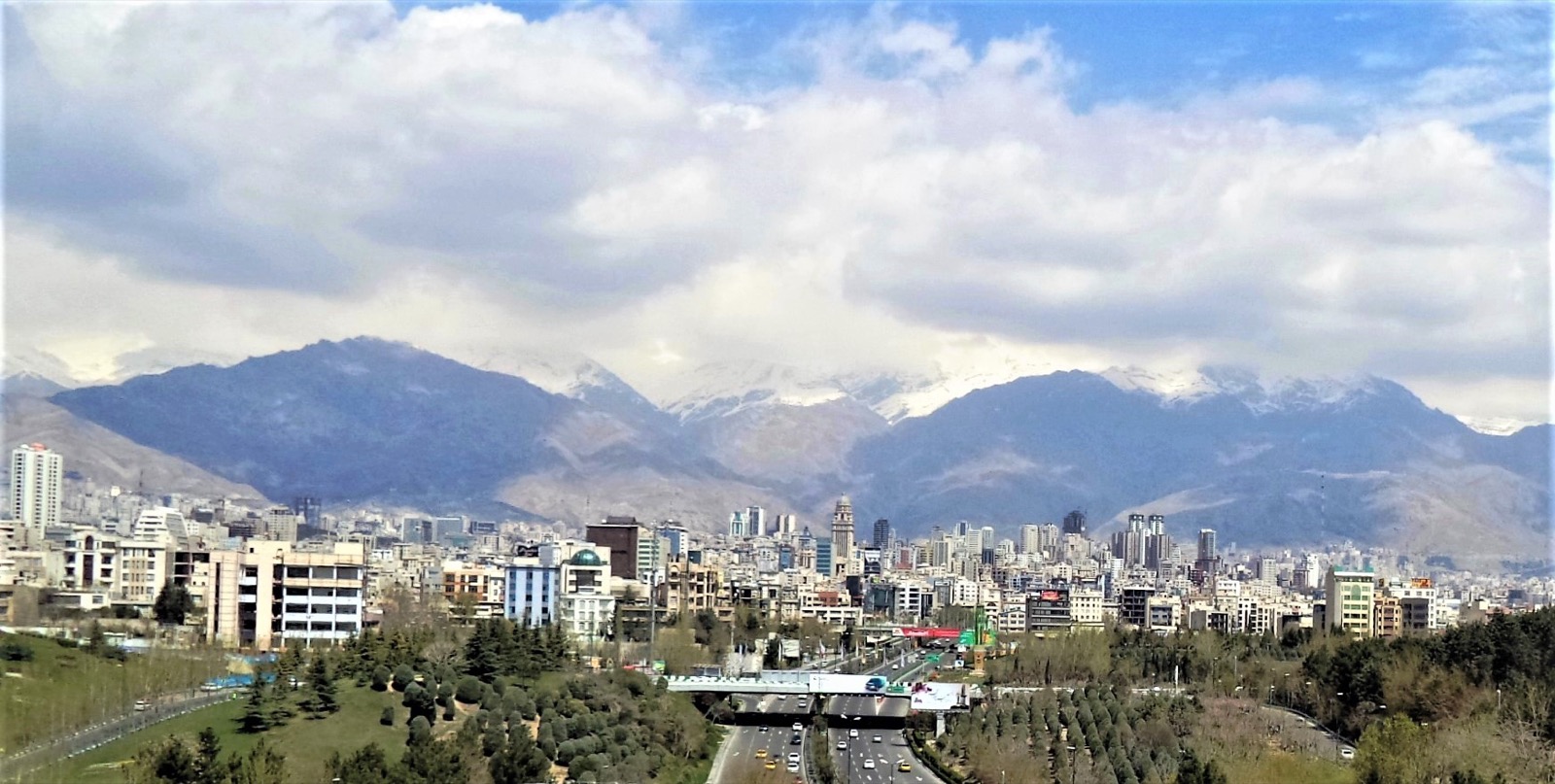 نمای روزانه از خط آسمان تهران با کوههای برفپوش البرز در پشت شهر