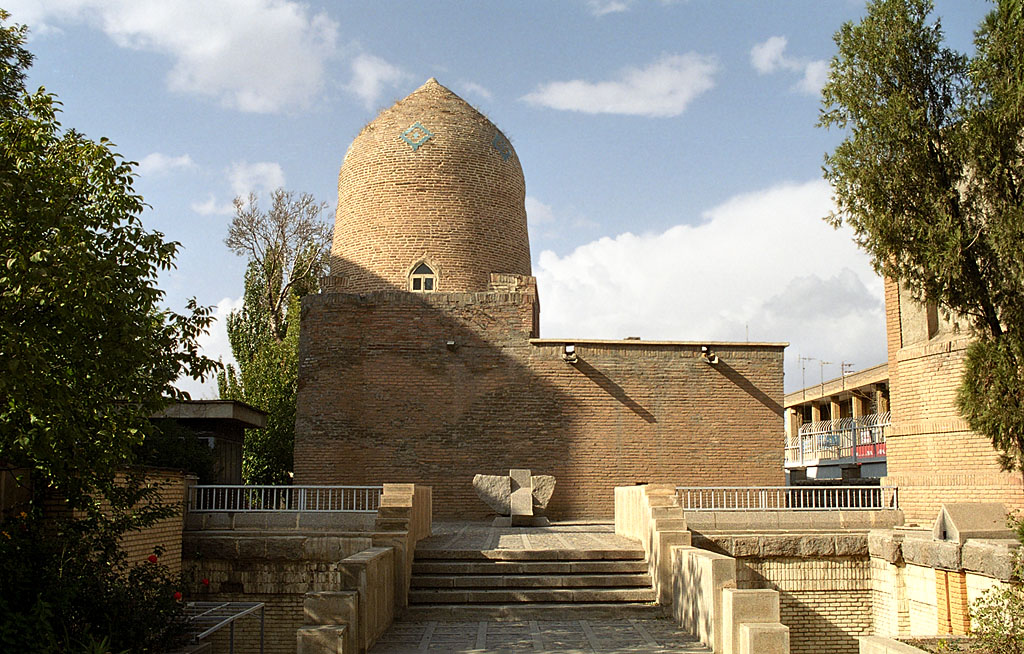 آرامگاه آجری و گنبددار استر و مردخای در همدان، ایران