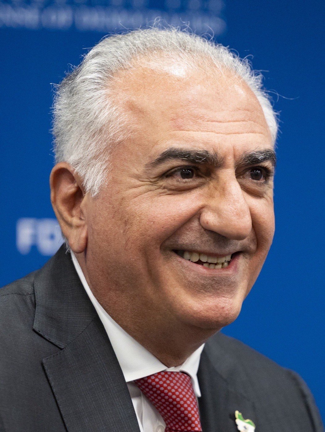 پرترهی نزدیک شاهزاده رضا پهلوی با لبخندی گرم، ۲۰۲۵